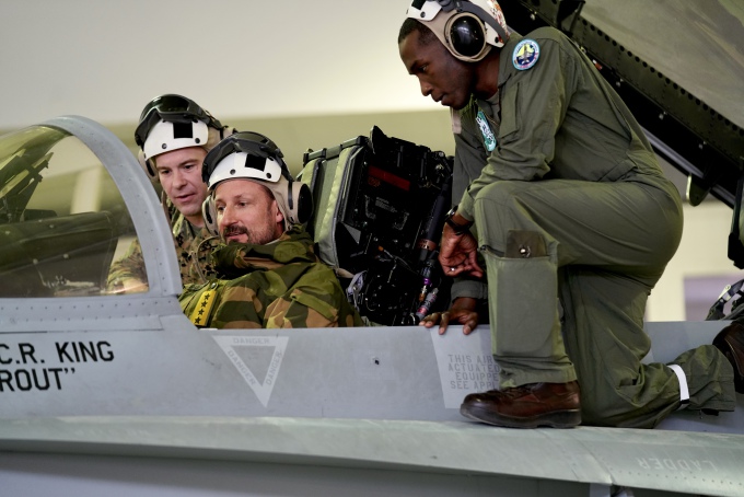 Kronprins Haakon fikk omvisning av amerikanske jagerflypiloter. (Foto: Simen Sund / Det kongelige hoff)